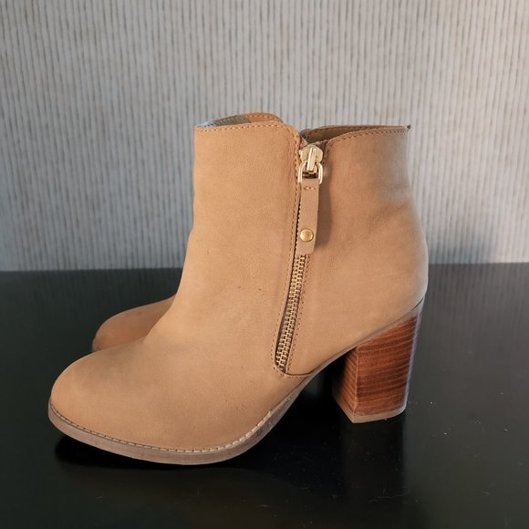 Diba Madison Side Zip Bootie in Taupe. Size 8. - Picture 3 of 3